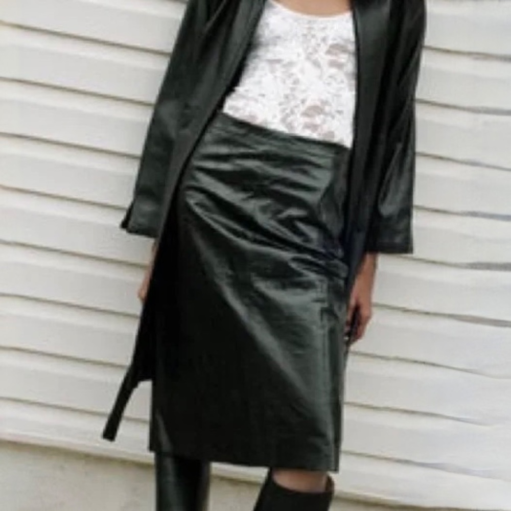 EUC [GAP] VNTG Genuine Y2K · 90s Black Leather High Rise A-Line Vintage Skirt